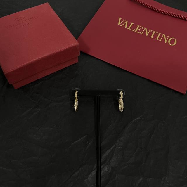 Valentino 华伦天奴 耳钉重磅新品火爆网络来了 简约大方 时尚百搭。