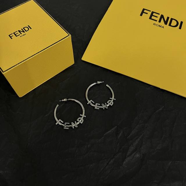 新款 Fendi 芬迪 耳钉 高端定制 爆款新款 简单大方耳钉 华丽登场 ，很难见到如此熟悉 素雅的耳环，非常适合日常搭配，宝宝们，这个绝对值得入