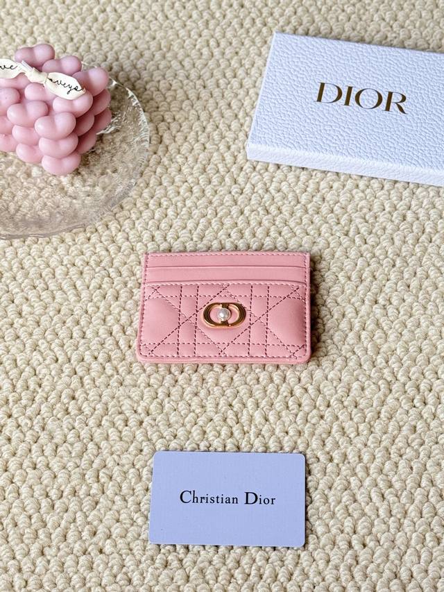 Dior Card Cd卡包 新款 正面cd带一颗迷你小珍珠 编号：S3103 采用柔软牛皮精心制作，饰以藤格纹缉面线，正面点缀以“Cd”珍珠点缀 标志。高雅精