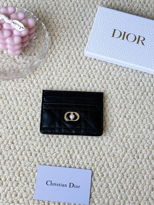 Dior Card Cd卡包 新款 正面cd带一颗迷你小珍珠 编号：S3103 采用柔软牛皮精心制作，饰以藤格纹缉面线，正面点缀以“Cd”珍珠点缀 标志。高雅精