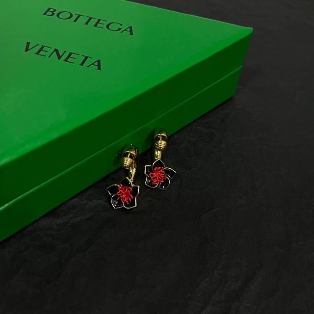 Bottega Veneta Bv耳钉 金属感十足 特别特别赞，整体细节非常令人惊喜，设计感十足，必须为世家的设计点个大大的赞，不仅带出个人自信及品味，款式典雅