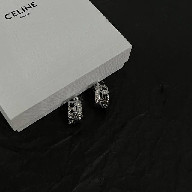 Celine 赛琳 耳钉 一直是简约时尚界的标杆大胆的设计 百看不厌搭配起来更fashion