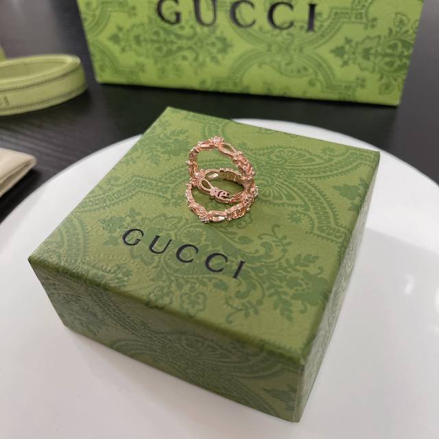 Gucci18K玫瑰金色戒指搭配白色钻饰钉与logo经典双g元素二者交替呈现 缔造熠熠生辉的造型感双g和花朵细节 尺寸：6一11