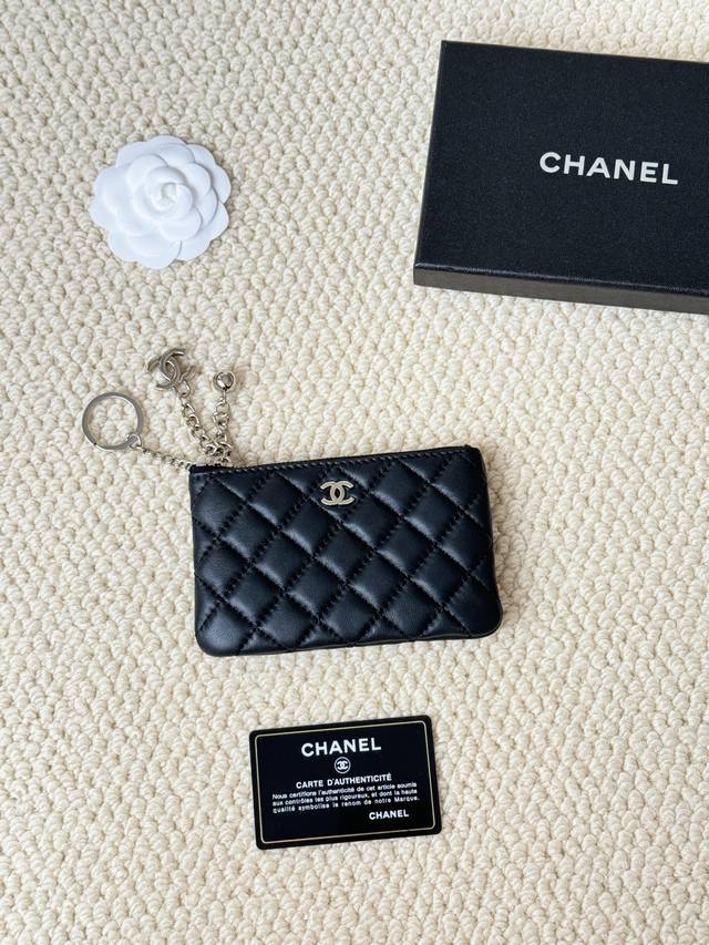 Chanel 羊皮吊坠零钱包 款号：A50168 经典小号随身包，手机支付时代最实用的包包之一，卡片零钱钥匙口红一包搞定，可爱实用有内涵，Nice 卡包钥匙包零