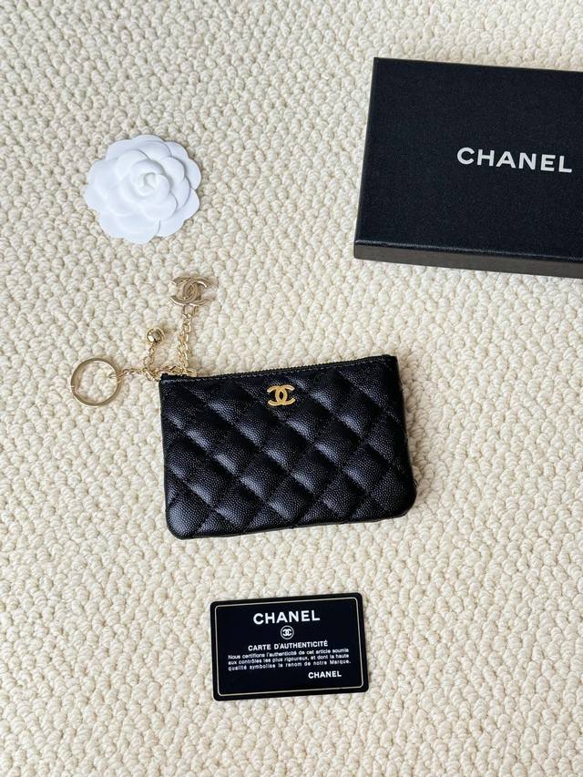 Chanel 牛皮鱼子酱吊坠零钱包 款号：A50168 经典小号随身包，手机支付时代最实用的包包之一，卡片零钱钥匙口红一包搞定，可爱实用有内涵，Nice 卡包钥