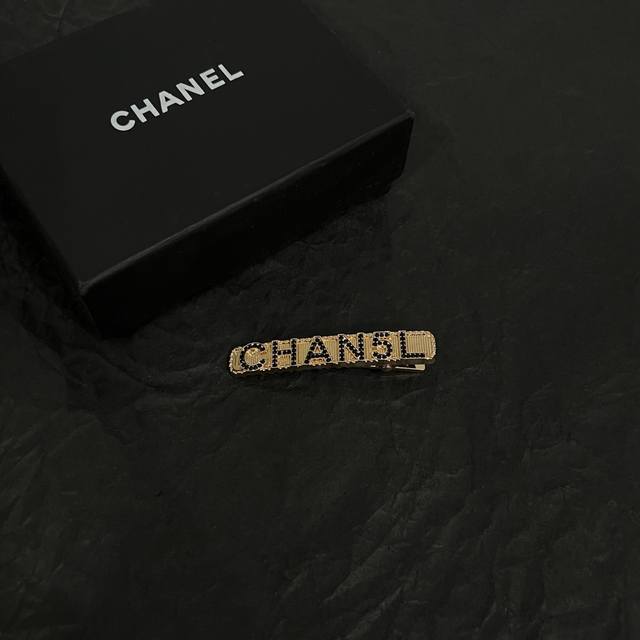 Chanel 小香 抓夹 超洋气的古铜色 配上经典双c家抓夹夹 简直颜值爆棚 太喜欢了 强推 很有份量的发夹 拿在手里沉甸甸的 超级复古