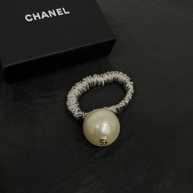 Chanel 香奈儿 最新春夏中古vintage发圈超甜 谁戴谁好看名媛风十足！ 今年的小香风简直是太火了～