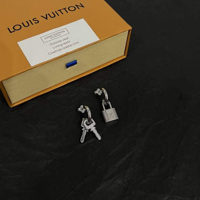 新款lv 耳钉louis Vuitton 路易威登专柜一致材质 火爆款出货 设计独特 复古前卫 男神、美女必备。