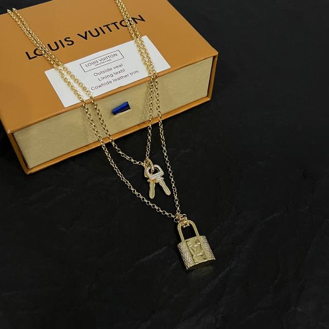 新款lv 项链louis Vuitton 路易威登专柜一致材质 火爆款出货 设计独特 复古前卫 男神、美女必备。