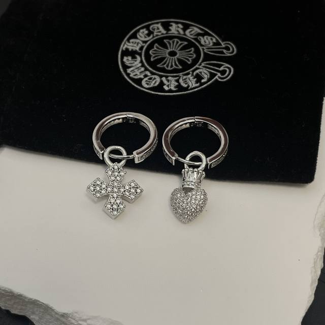 新款 专柜品质 Chrome Hearts 克罗心十字镶白钻ab款耳钉 进口电镀工艺 精工 ～正品开模潮流时尚必备 男女均可佩戴 情侣款同款 摇滚朋克泰银风格