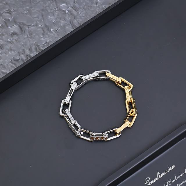 Monogram Chain 手链 M1 5M 本款 Monogramchain 手链拥抱当季华美金属光泽，以非对称色调注入摩登新意。 Monogram 铭纹标