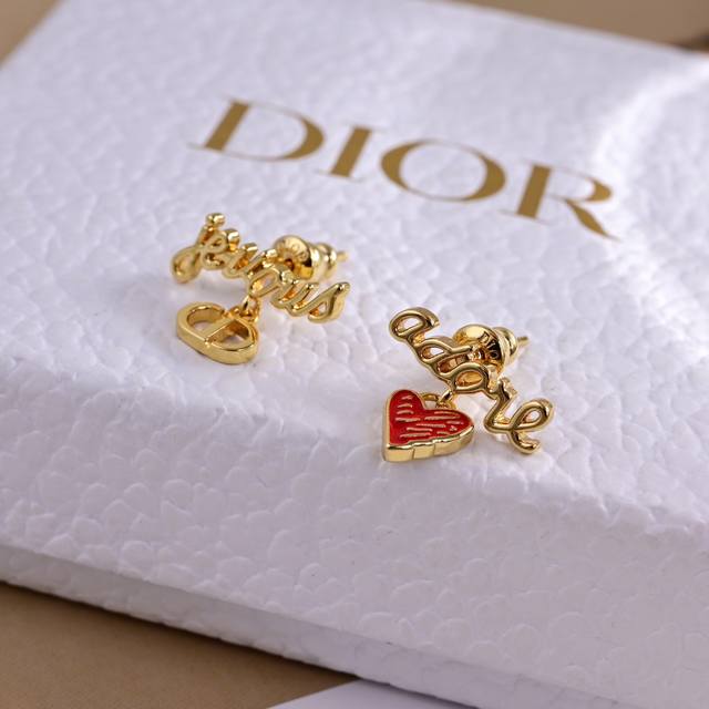 迪奥 新款一线大牌都爱的dior 迪奥 新品字母耳环 金属质感逆袭版字母潮范儿抢风头 完全胜任现代年轻人街拍、度假时尚搭成为夏日最炙手的时髦单品...