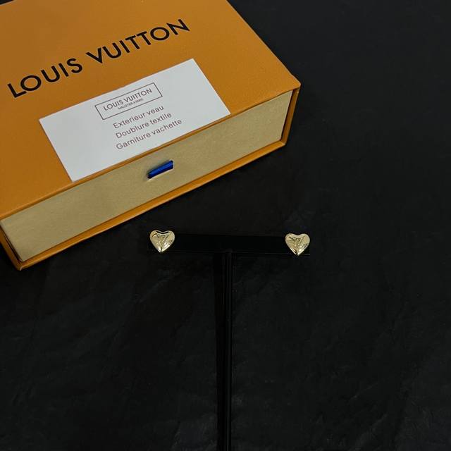 新款lv 耳钉louis Vuitton 路易威登专柜一致材质 火爆款出货 设计独特 复古前卫 男神、美女必备。