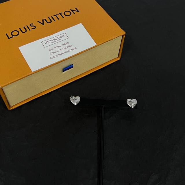 新款lv 耳钉louis Vuitton 路易威登专柜一致材质 火爆款出货 设计独特 复古前卫 男神、美女必备。