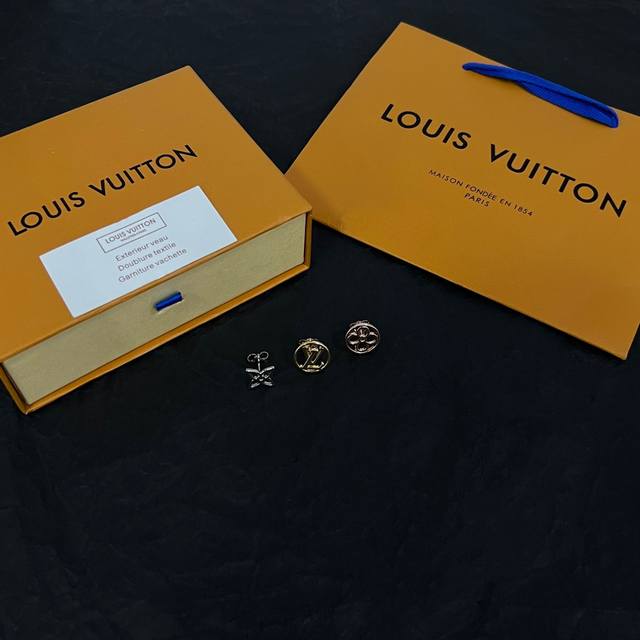 新款lv 耳钉louis Vuitton 路易威登专柜一致材质 火爆款出货 设计独特 复古前卫 男神、美女必备。