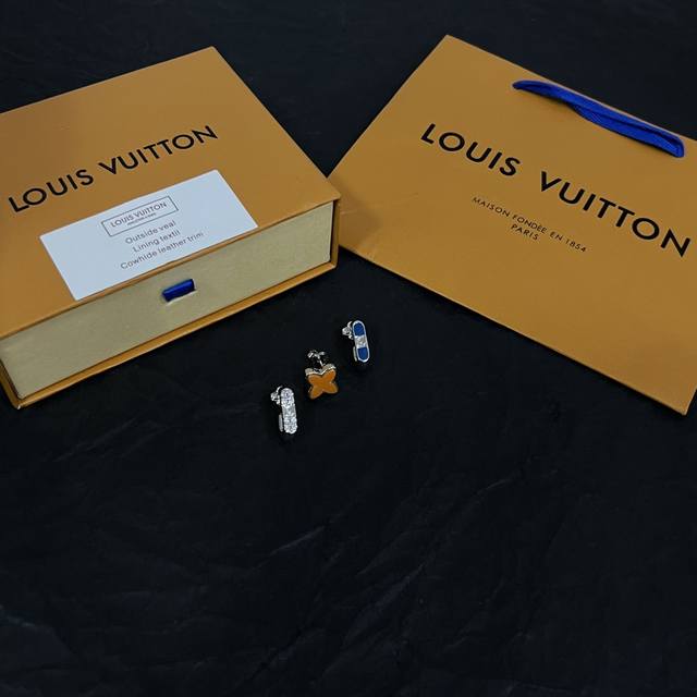 新款lv 耳钉louis Vuitton 路易威登专柜一致材质 火爆款出货 设计独特 复古前卫 男神、美女必备。