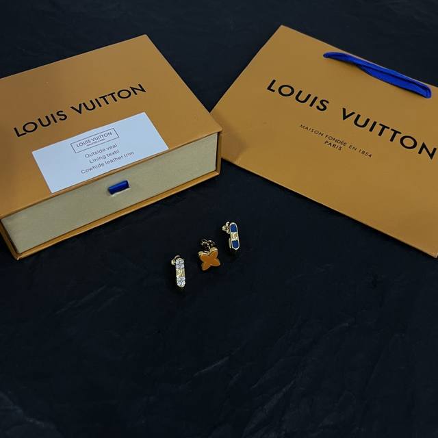 新款lv 耳钉louis Vuitton 路易威登专柜一致材质 火爆款出货 设计独特 复古前卫 男神、美女必备。