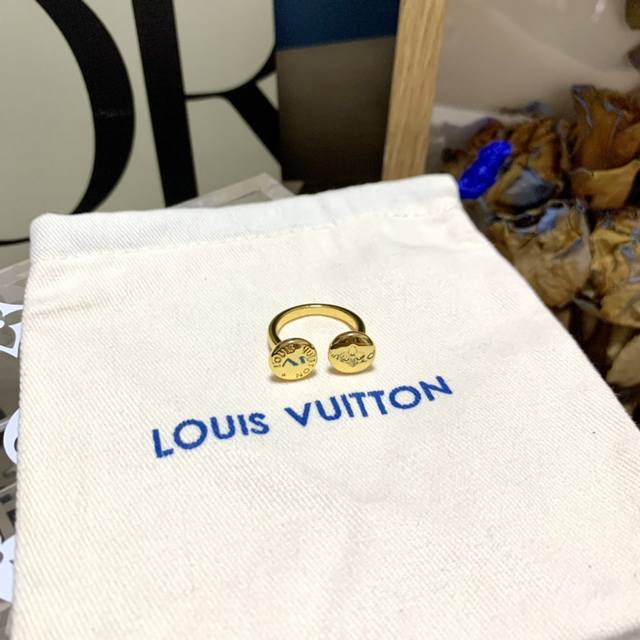 Lv Studs 戒指