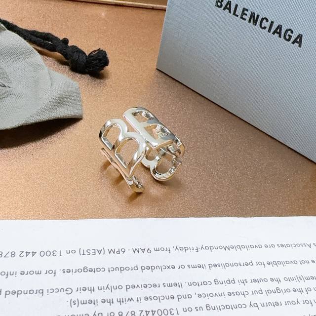 原单货新品 巴黎世家戒指 Balenciaga戒指专柜一致巴黎世家戒指火爆款出货 设计独特 前卫 超级闪亮的v金