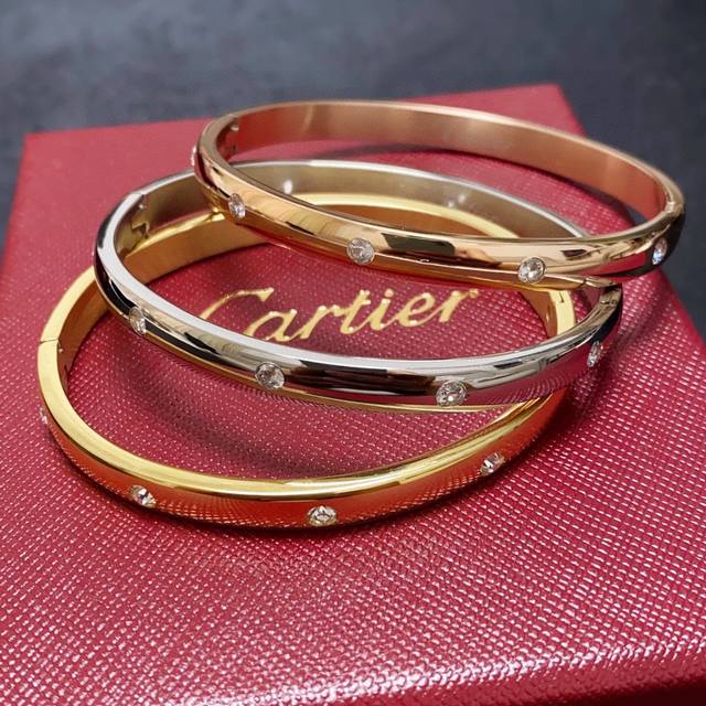 Cartier 卡地亚官网最新发布 10颗钻火爆镶钻手镯进口钻精工保色18K高端定制顶级工艺 专柜logo刻字清晰 360度无死角！全新的窄版设计 更显精致～如