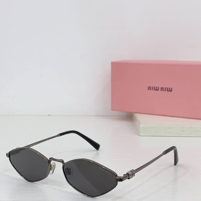 Miu M* Model:Smu 56Zs Size：56口17- ，