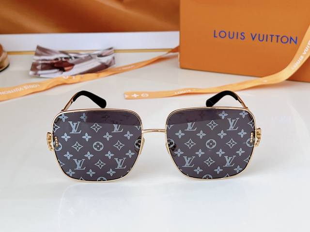 Louis Vuitton 型号z1437太阳眼镜采用光致变色镜片，可随光线增强而色调加深，显现全幅 Monogram 图案，搭配镜腿的装饰艺术风格金属件和品牌