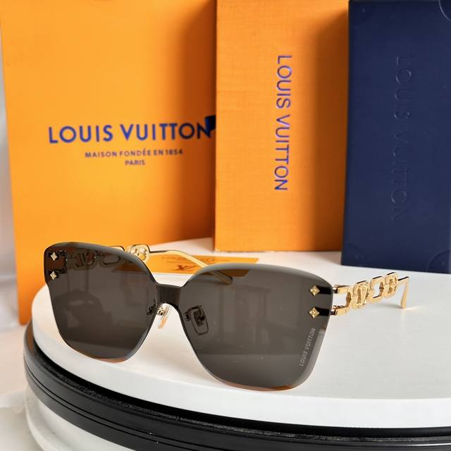 Louis Vuitto*，Model：Z2030U Size：144口0-142