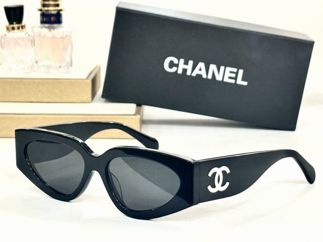 Chanel 香奶奶双色设计感十足 Model :Ch6060 Size: 56-17-147