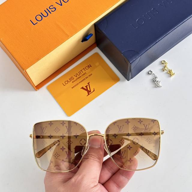 Loui Vuitton 女士花卉挂饰 Z1721 Z1722 Z1723 Z1724 Z1725 Z1718U Z1719U 一个颜色对应一个型号 Size: