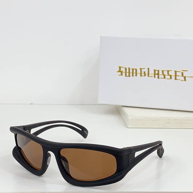 Mykita I320C联名款风镜～哈雷骑士炫酷风 精湛的3D打印工艺打造出优质独特的框架，搭配炫酷的镜片设计，彰显个性与品味。 Model：Marfa Siz