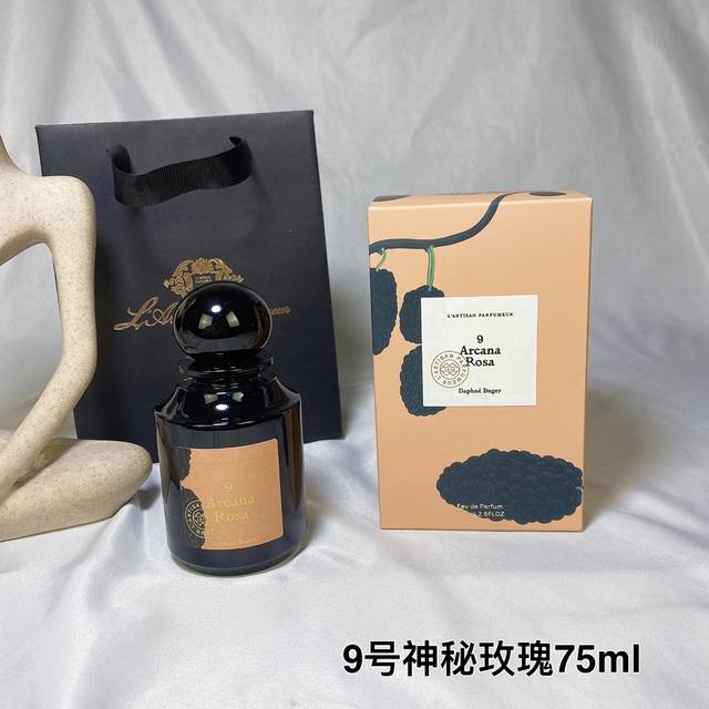 阿蒂仙之香9号神秘玫瑰75Ml L'Artisan Parfumeur Arcana Rosa 9, 2016 属性:中性香 香调:木质调 玫瑰香根草杜 松雪松