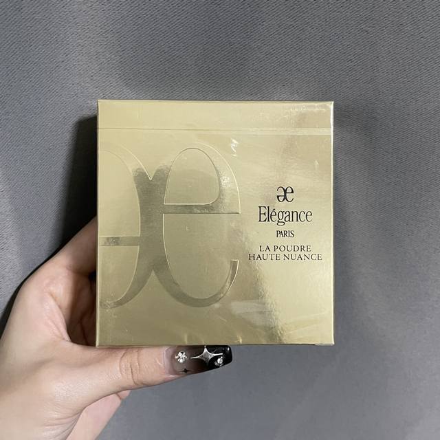 奥尔滨e大饼8.8G便携装实拍现货现货3色1# 4# 6# 澳尔滨elegance 大e饼便携装8.8G ，绒布袋子澳尔滨e大饼抹脸上就是自动美颜了，美颜相机都