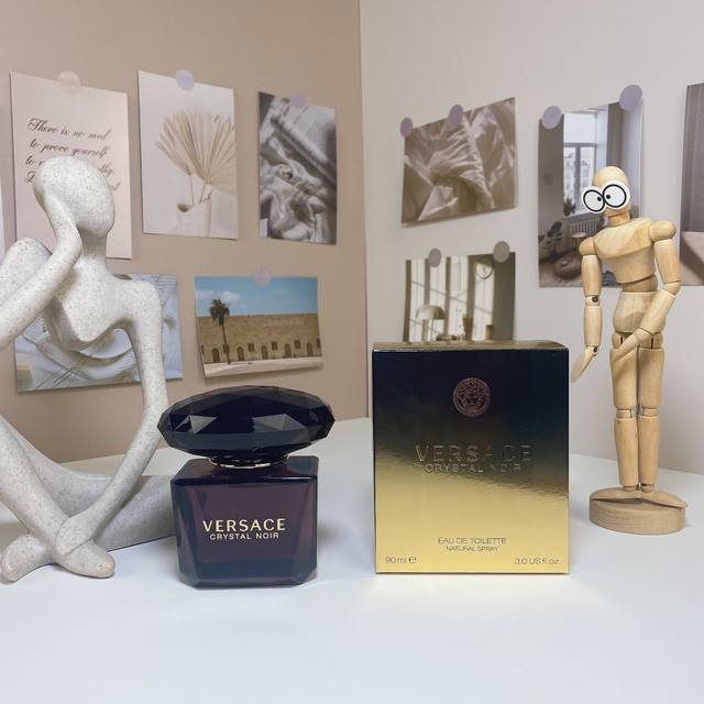 范思哲星夜水晶 黑水晶 淡香水90Ml Versace Crystal Noir Edt, 2004 品牌：范思哲 调香师：Antoine Lie 属性：女香