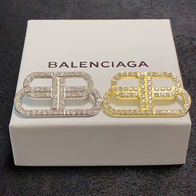 新款 Balenciaga巴黎世家专柜满钻金银同步上新胸针，是最懂女人的饰物。那些倾注了全部心血去做自己的女人，往往更珍惜胸针的意义。巴黎世家女士把胸针别在帽子