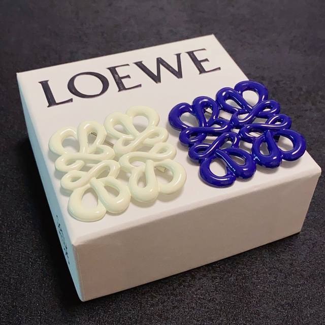 Loewe罗意威新款彩色正方形胸针奶白色和青色高级感满分 简单的线条感 搭配西装和大衣都超高级 包包衣物t恤都可以简单搭配 爱了爱了