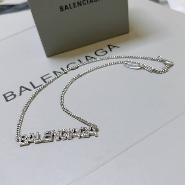 原单货新品 巴黎世家项链 Balenciaga 新款项链专柜一致 细节做工精细 每个细节流程到位 设计工艺精细 火爆款出货 设计独特 复古风格 巴黎世家项链