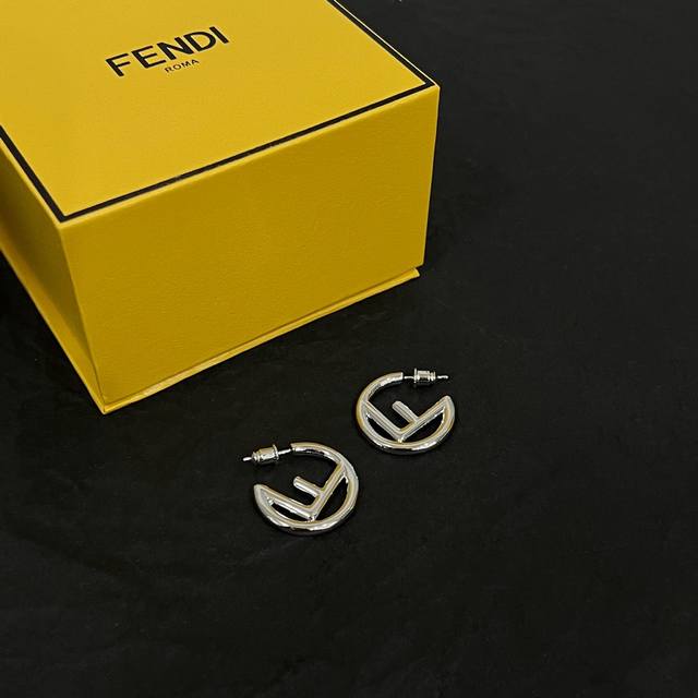 新款 Fendi 芬迪 耳钉 高端定制 爆款新款 简单大方耳钉 华丽登场 ，很难见到如此熟悉 素雅的耳环，非常适合日常搭配，宝宝们，这个绝对值得入