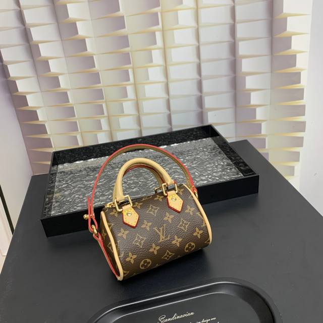 Mini Keepall 包饰与钥匙扣 Louis Vuitton 路易威登lv迷你枕头包挂件 本款mini Keepall 包饰与钥匙扣浓缩经典手袋构型，大胆