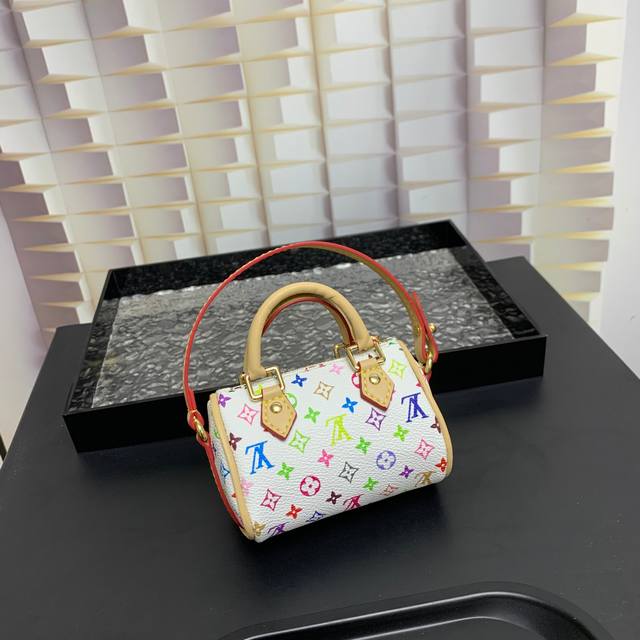 Mini Keepall 包饰与钥匙扣 Louis Vuitton 路易威登lv迷你枕头包挂件 本款mini Keepall 包饰与钥匙扣浓缩经典手袋构型，大胆