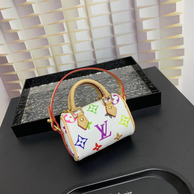 Mini Keepall 包饰与钥匙扣 Louis Vuitton 路易威登lv迷你枕头包挂件 本款mini Keepall 包饰与钥匙扣浓缩经典手袋构型，大胆