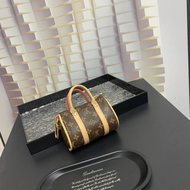 出货啦 Mini Keepall 包饰与钥匙扣 Louis Vuitton 路易威登lv迷你枕头包挂件 本款mini Keepall 包饰与钥匙扣浓缩经典手袋构