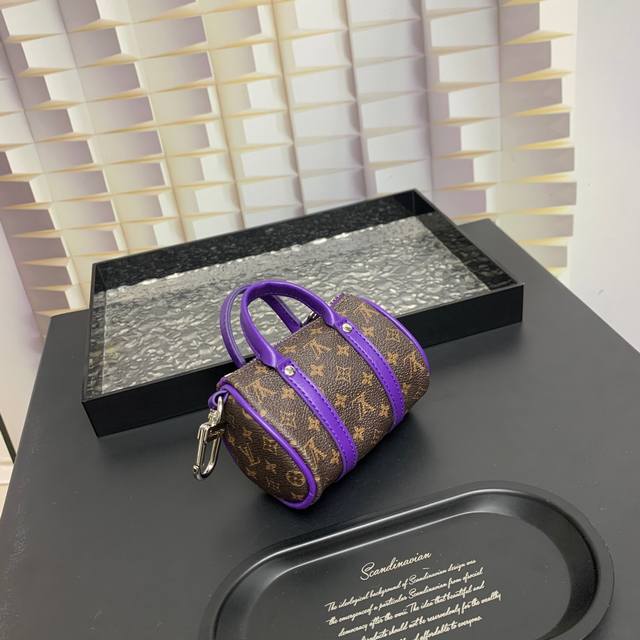 出货啦 Mini Keepall 包饰与钥匙扣 Louis Vuitton 路易威登lv迷你枕头包挂件 本款mini Keepall 包饰与钥匙扣浓缩经典手袋构