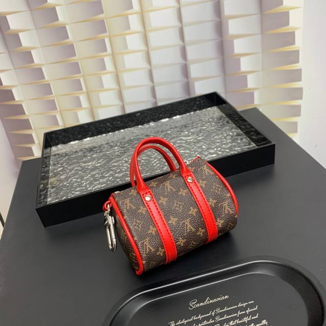 出货啦 Mini Keepall 包饰与钥匙扣 Louis Vuitton 路易威登lv迷你枕头包挂件 本款mini Keepall 包饰与钥匙扣浓缩经典手袋构