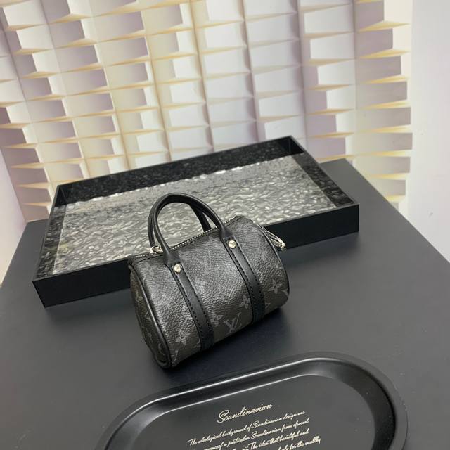 出货啦 Mini Keepall 包饰与钥匙扣 Louis Vuitton 路易威登lv迷你枕头包挂件 本款mini Keepall 包饰与钥匙扣浓缩经典手袋构