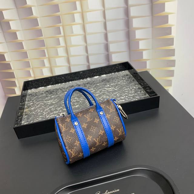 出货啦 Mini Keepall 包饰与钥匙扣 Louis Vuitton 路易威登lv迷你枕头包挂件 本款mini Keepall 包饰与钥匙扣浓缩经典手袋构