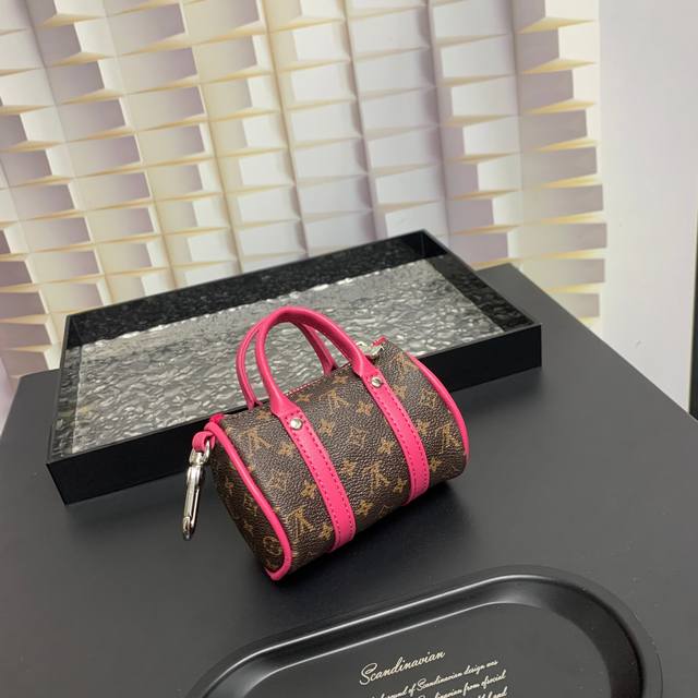 出货啦 Mini Keepall 包饰与钥匙扣 Louis Vuitton 路易威登lv迷你枕头包挂件 本款mini Keepall 包饰与钥匙扣浓缩经典手袋构