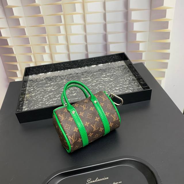 出货啦 Mini Keepall 包饰与钥匙扣 Louis Vuitton 路易威登lv迷你枕头包挂件 本款mini Keepall 包饰与钥匙扣浓缩经典手袋构