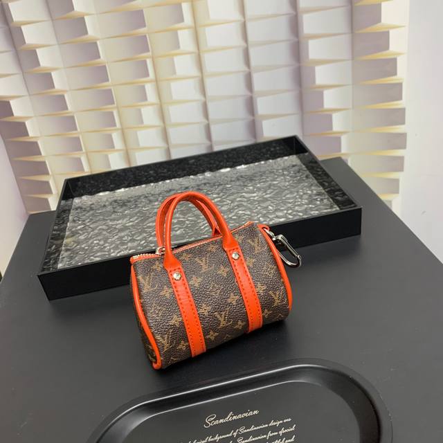 出货啦 Mini Keepall 包饰与钥匙扣 Louis Vuitton 路易威登lv迷你枕头包挂件 本款mini Keepall 包饰与钥匙扣浓缩经典手袋构