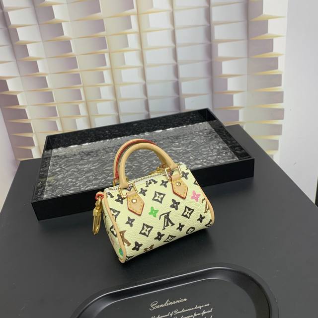 出货啦 Mini Keepall 包饰与钥匙扣 Louis Vuitton 路易威登lv迷你枕头包挂件 本款mini Keepall 包饰与钥匙扣浓缩经典手袋构