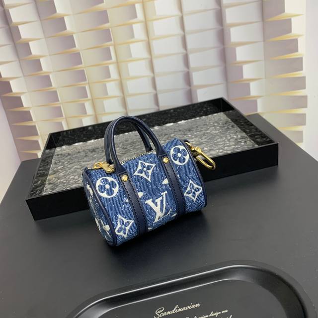 出货啦 Mini Keepall 包饰与钥匙扣 Louis Vuitton 路易威登lv迷你枕头包挂件 本款mini Keepall 包饰与钥匙扣浓缩经典手袋构